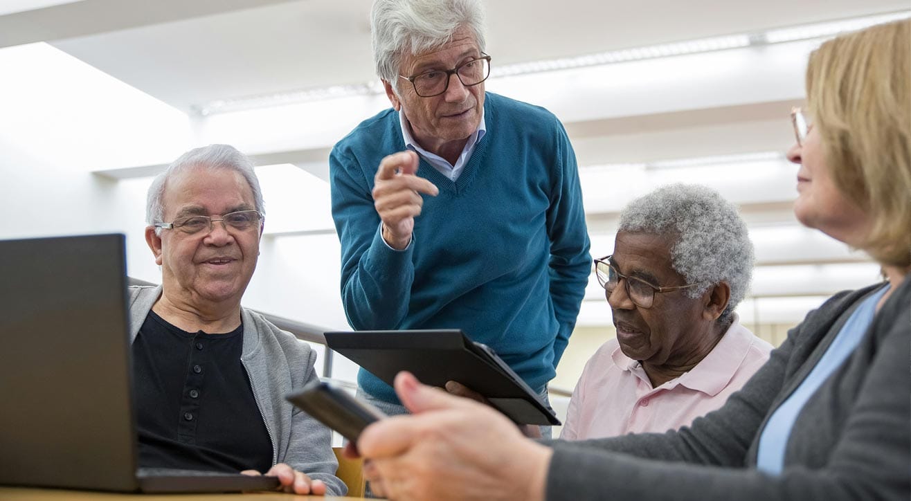Réunion autour tablette